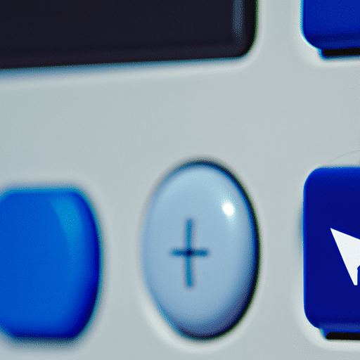 תקריב של מחשב עם ממשק כחול לבן עם כמה כפתורים וחץ שמצביע שמאלה